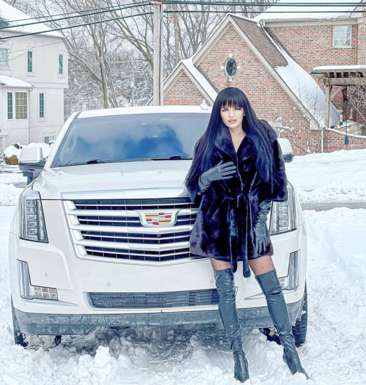 In cizme peste genunchi si blana luxoasa. Cristina Croitoru - spectaculoasa intr-o imagine de iarna In cizme peste genunchi si blana luxoasa. Cristina Croitoru - spectaculoasa intr-o imagine de iarna