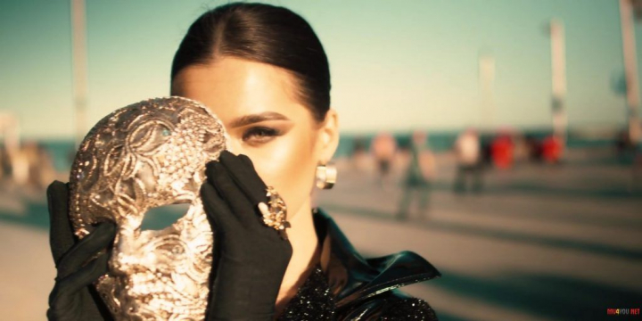 Muzica ei face furori in Romania, dar si in multe alte tari. Moldoveanca pe care unii o aseamana cu Rihanna, iar altii o recunosc pe strada: „Mi s-a zis de foarte multe ori, dar nu stiu de ce... Mie nu-mi pare asta” Muzica ei face furori in Romania, dar si in multe alte tari. Moldoveanca pe care unii o aseamana cu Rihanna, iar altii o recunosc pe strada: „Mi s-a zis de foarte multe ori, dar nu stiu de ce... Mie nu-mi pare asta”