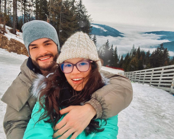 „Cledwitii pe partie”. Cleopatra Stratan si Edward Sanda, sarut la poalele muntilor „Cledwitii pe partie”. Cleopatra Stratan si Edward Sanda, sarut la poalele muntilor