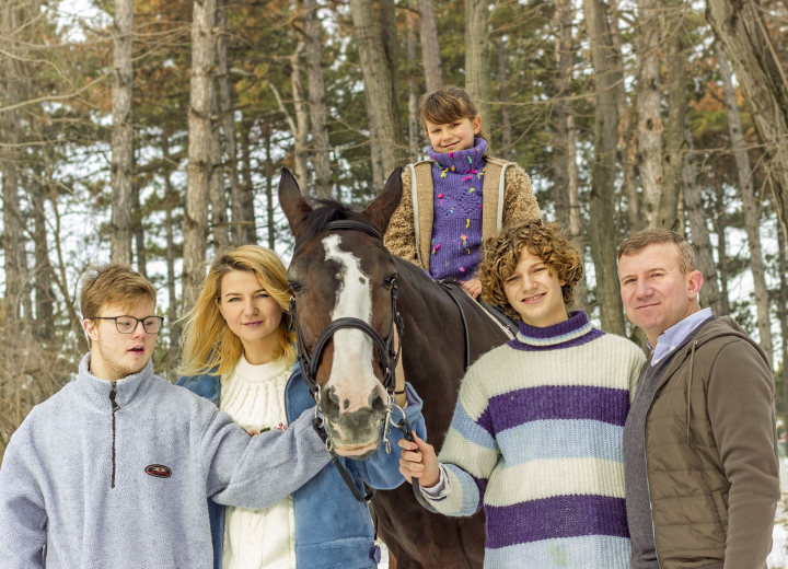 Vitalie Advahov a urcat pe un cal intr-un loc de poveste alaturi de familie. Lorena Bogza: „Ptiu, ptiu sa nu fie de deochi!” Vitalie Advahov a urcat pe un cal intr-un loc de poveste alaturi de familie. Lorena Bogza: „Ptiu, ptiu sa nu fie de deochi!”