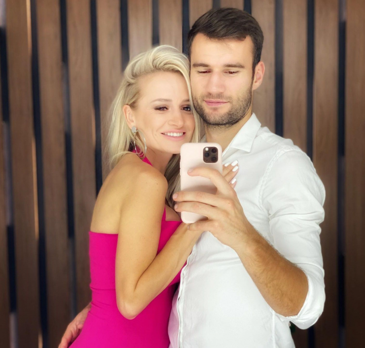 Anisoara Loghin si-a ales pentru noul sezon tricoul cu numarul 11. Prezentatoarea PRO TV arata splendid in ultima luna de sarcina Anisoara Loghin si-a ales pentru noul sezon tricoul cu numarul 11. Prezentatoarea PRO TV arata splendid in ultima luna de sarcina