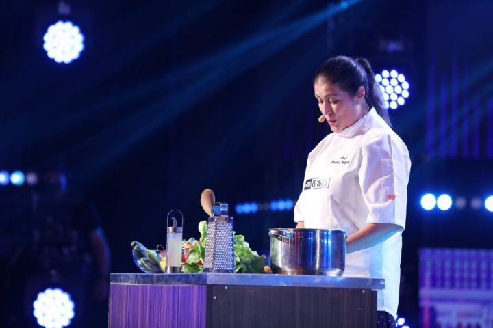 A cantat sau a gatit? Bucatareasa care a uimit cu vocea si talentul ei A cantat sau a gatit? Bucatareasa care a uimit cu vocea si talentul ei