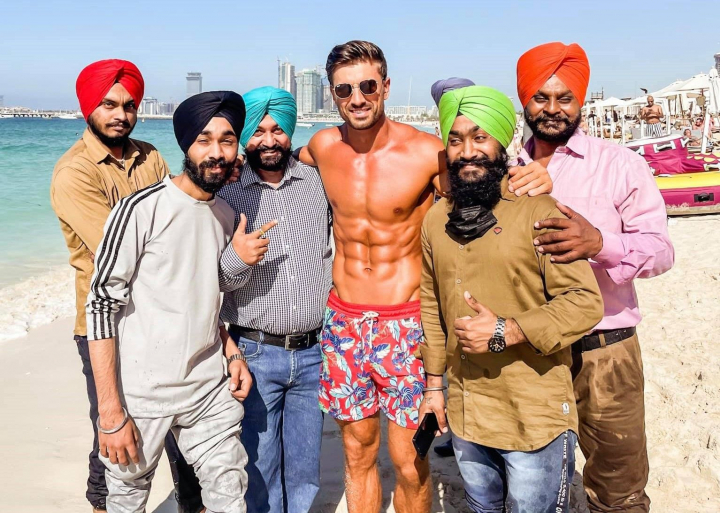 Pana si indienii cunosc replicile moldovenilor. O noua parodie regizata de Victor Suiu - combinatia perfecta dintre Dubai si Moldova: „Nu schimba hulubul pe pupaza de pe gard!”