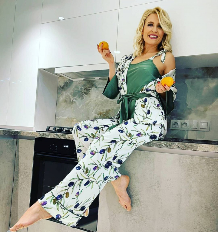 „Cu fesele mele poti sa joci box” De la ce se abtine Dianna Rotaru, dar si ce regim are pentru a avea o silueta de invidiat „Cu fesele mele poti sa joci box” De la ce se abtine Dianna Rotaru, dar si ce regim are pentru a avea o silueta de invidiat