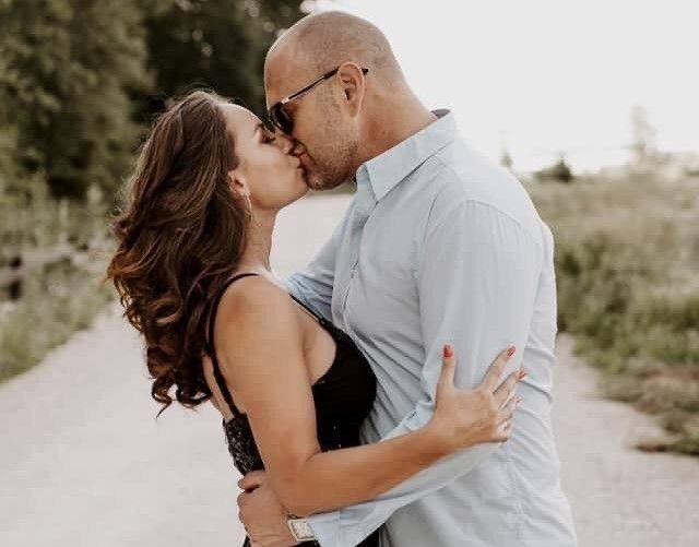 A cerut-o de sotie numai dupa 3 luni de relatie si au facut 3 nunti: „Una in Saint Tropez, una la Brasov si ultima in Belgia.” Cuplul de aventurieri, care peste 50 de ani se vad plimbandu-se pe malul marii