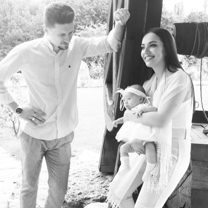 Se cunosc din copilarie, iar soarta le-a dat o multime de semne ca trebuie sa fie impreuna. Povestea impresionanta de dragoste pe care o traieste Suada Karkouki alaturi de sotul ei: "Era roz pe fata de emotii ca si trandafirii pe care ii tinea in maini" Se cunosc din copilarie, iar soarta le-a dat o multime de semne ca trebuie sa fie impreuna. Povestea impresionanta de dragoste pe care o traieste Suada Karkouki alaturi de sotul ei: "Era roz pe fata de emotii ca si trandafirii pe care ii tinea in maini"