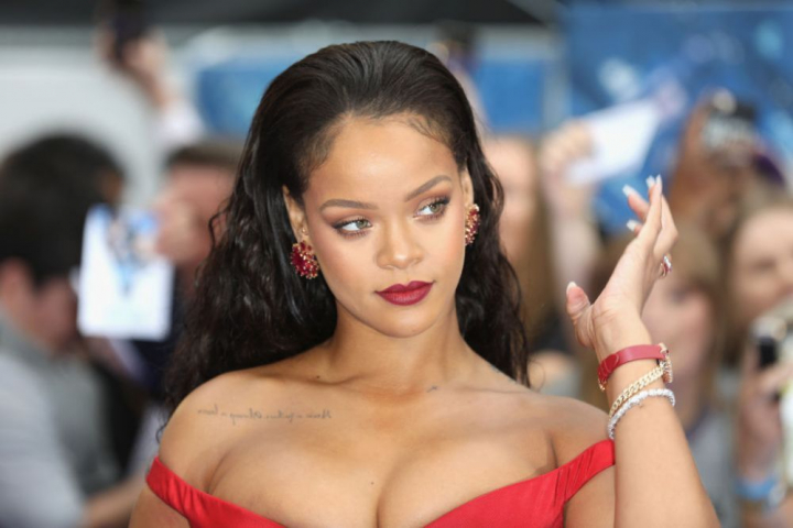 Cum a reusit Rihanna sa-si supere fanii dupa ce a pozat fara sutien
Cum a reusit Rihanna sa-si supere fanii dupa ce a pozat fara sutien