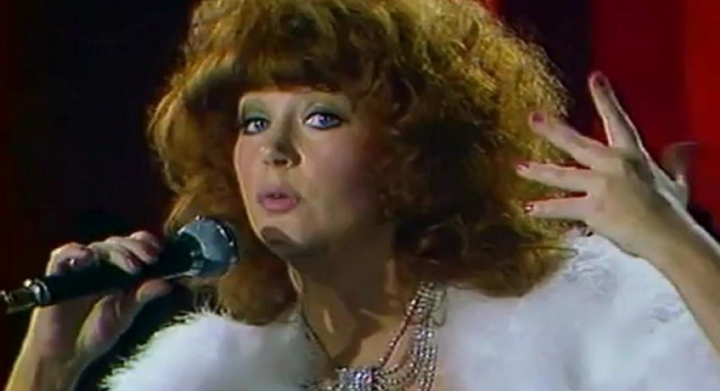 Alla Pugaciova si-a speriat urmaritorii cu lookul ei, in timp ce canta cu fiul la pian: i-ar putea fi bunica Alla Pugaciova si-a speriat urmaritorii cu lookul ei, in timp ce canta cu fiul la pian: i-ar putea fi bunica