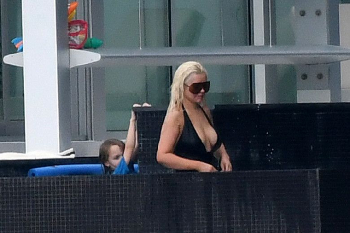 A renuntat la dietele chinuitoare si se mandreste cu formele sale voluptoase. Cum arata Christina Aguilera