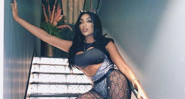 Sotul ei e unul dintre cei mai bogati jucatori din Premier League, ea "se vinde" pe 10 euro pe net! E stirea care face inconjurul lumii Sotul ei e unul dintre cei mai bogati jucatori din Premier League, ea "se vinde" pe 10 euro pe net! E stirea care face inconjurul lumii