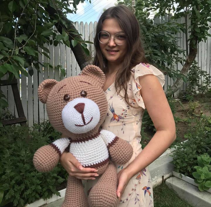 O tanara din Moldova, impreuna cu mama sa, croseteaza jucariile care iau forma personajelor din desenele animate. Daniela CIUDIN, mesterita: „Avem livrari in toata lumea cel mai departe a fost Australia, America" - VIDEO O tanara din Moldova, impreuna cu mama sa, croseteaza jucariile care iau forma personajelor din desenele animate. Daniela CIUDIN, mesterita: „Avem livrari in toata lumea cel mai departe a fost Australia, America" - VIDEO