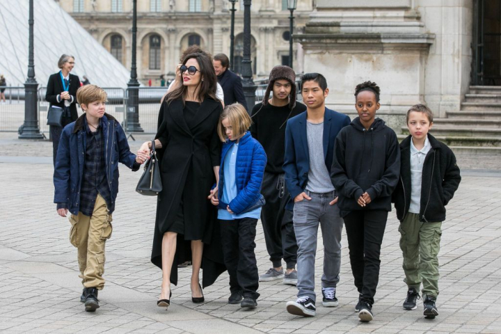 Motivul pentru care Angelina Jolie este insotita mereu de copiii ei la cumparaturi Motivul pentru care Angelina Jolie este insotita mereu de copiii ei la cumparaturi