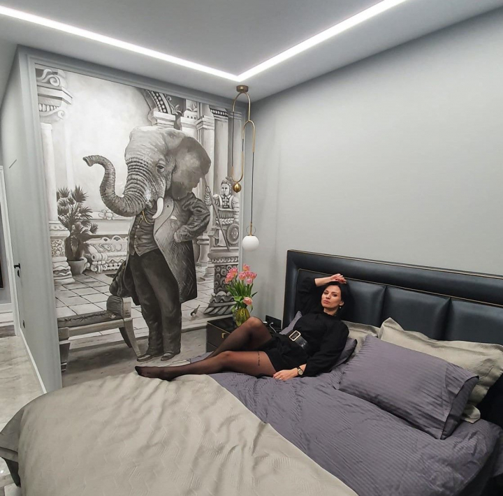 In toata splendoarea, intinsa pe dormitorul lui Emilian Cretu. „Timp este mereu, trebuie doar sa avem mai multa grija cum si cu cine il petrecem”