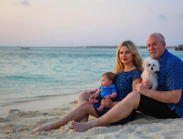 Milionarul de 63 de ani, care detine Statuia Libertatii, este casatorit cu o romanca de 30 de ani. Cei doi vor deveni inca o data parinti Milionarul de 63 de ani, care detine Statuia Libertatii, este casatorit cu o romanca de 30 de ani. Cei doi vor deveni inca o data parinti