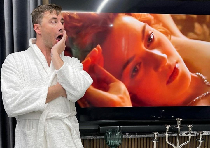 Emilian Cretu - la bratul unei brunete misterioase: „In sfarsit dorinta mamei va deveni realitate”