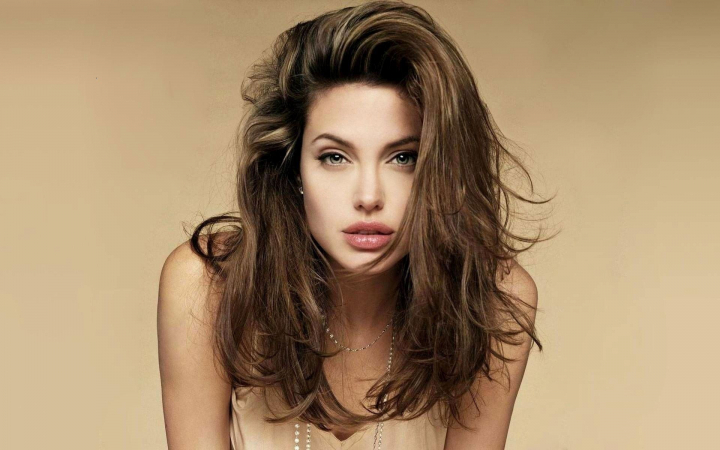 Ce se ascunde in geanta Angelinei Jolie. Vedeta a aratat totul chiar in fata camerei de filmat