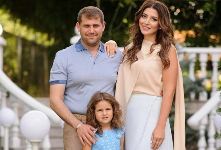 Ilan Sor, numit "protector al familiei" de catre fiica sa. Vezi ce poezie a recitat Margarita si cum si-a felicitat tatal cu 23 februarie - VIDEO Ilan Sor, numit "protector al familiei" de catre fiica sa. Vezi ce poezie a recitat Margarita si cum si-a felicitat tatal cu 23 februarie - VIDEO