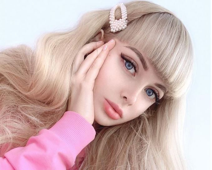 Noua Barbie de Rusia face furori pe Instagram. Cum arata femeia cu chip de papusa in tinute provocatoare Noua Barbie de Rusia face furori pe Instagram. Cum arata femeia cu chip de papusa in tinute provocatoare