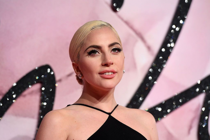 Lady Gaga a recurs la o schimbare de look, iar acum este de nerecunoscut. Cum si-a facut aparitia la Roma Lady Gaga a recurs la o schimbare de look, iar acum este de nerecunoscut. Cum si-a facut aparitia la Roma