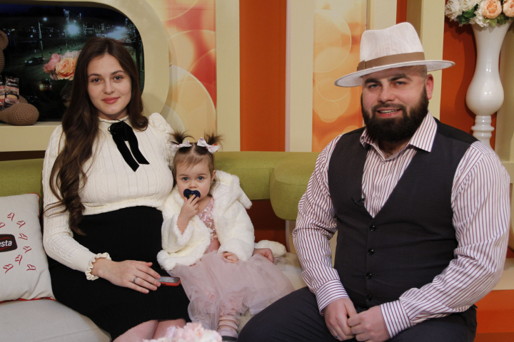 Organizau concursuri unde ofereau apartamente, masini, telefoane si bani, insa acum au renuntat la ele. De ce familia Fainescu nu mai apeleaza la giveaway-uri pe Instagram? „Popularitatea poti s-o faci intr-o zi, dar brandul se face in zece ani.” Organizau concursuri unde ofereau apartamente, masini, telefoane si bani, insa acum au renuntat la ele. De ce familia Fainescu nu mai apeleaza la giveaway-uri pe Instagram? „Popularitatea poti s-o faci intr-o zi, dar brandul se face in zece ani.”