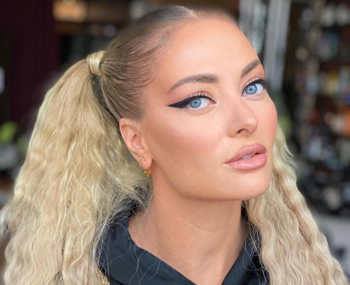 Tuna si fulgera pe Instagramul Deliei! Vedeta a fost acuzata ca „si-a tunat” posteriorul Tuna si fulgera pe Instagramul Deliei! Vedeta a fost acuzata ca „si-a tunat” posteriorul