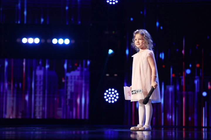 Moldoveanca Anastasia Ursu - cea mai tanara concurenta din istoria Romanii au Talent! Are doar 4 ani si a devenit concurentul preferat al lui Smiley: "Nu ai cum sa-i rezisti! Este concurentul meu preferat". Cum sa nu te topesti de dragul ei? - VIDEO Moldoveanca Anastasia Ursu - cea mai tanara concurenta din istoria Romanii au Talent! Are doar 4 ani si a devenit concurentul preferat al lui Smiley: "Nu ai cum sa-i rezisti! Este concurentul meu preferat". Cum sa nu te topesti de dragul ei? - VIDEO