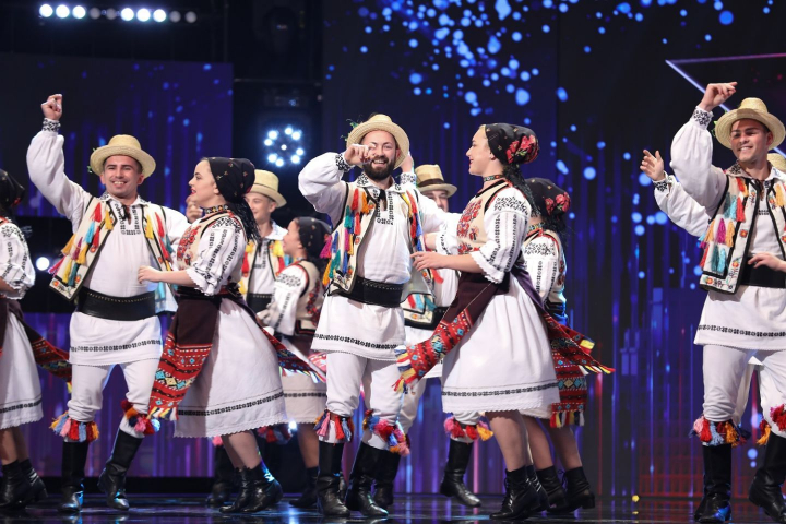 Ansamblul folcloric „Somesana” a rupt scena de la Romanii au talent cu un moment autentic romanesc Ansamblul folcloric „Somesana” a rupt scena de la Romanii au talent cu un moment autentic romanesc