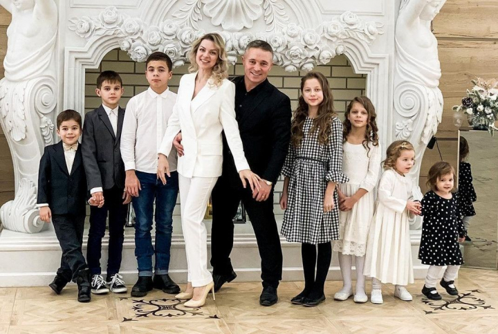 Interviu EXCLUSIV cu mama a sapte copii, care arata mereu tanara si plina de viata. Marina Carnat: „Eu sunt una din femeile careia ii e dat sa aiba mai multi copii”. Cum reuseste sa fie FEMEIE, SOTIE si MAMA in acelasi timp