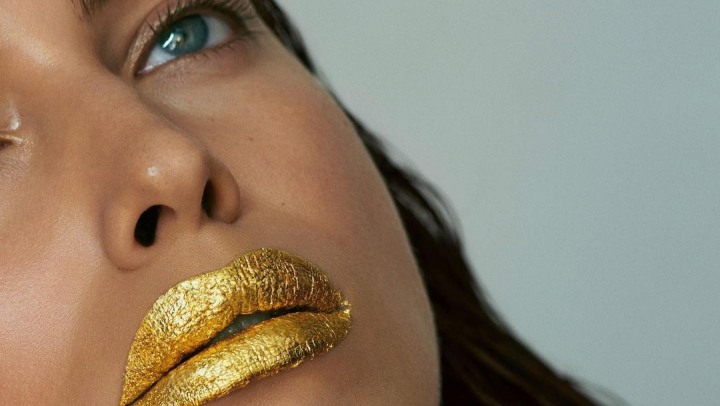 Rusoaica Irina Shayk, una dintre cele mai frumoase modele din lume, le-a aratat urmaritorilor rutina pe care o are de dimineata. Aurul nu lipseste din produsele utilizate