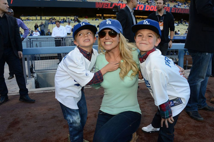 Imagine rara cu cei doi baieti ai lui Britney Spears! Ce mari s-au facut Sean si Jayden Imagine rara cu cei doi baieti ai lui Britney Spears! Ce mari s-au facut Sean si Jayden