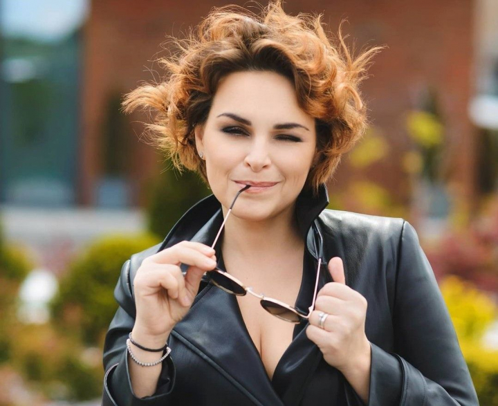 La 40 de ani, debordeaza de energie si pasiune pentru muzica! Interpreta Cristina Scarlat isi sarbatoreste astazi ziua de nastere La 40 de ani, debordeaza de energie si pasiune pentru muzica! Interpreta Cristina Scarlat isi sarbatoreste astazi ziua de nastere