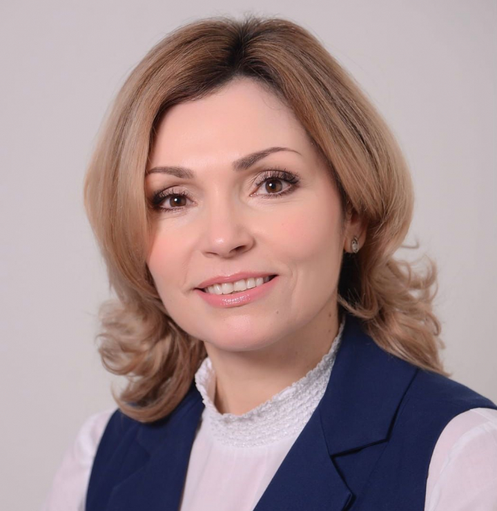 De 26 de ani este o profesoara de poveste, care ii inspira pe discipolii sai. Ala LECA, directorul liceului Dante Alighieri: „Am fost invatata ca invatatorul nu trebuie sa poarte pantaloni” De 26 de ani este o profesoara de poveste, care ii inspira pe discipolii sai. Ala LECA, directorul liceului Dante Alighieri: „Am fost invatata ca invatatorul nu trebuie sa poarte pantaloni”