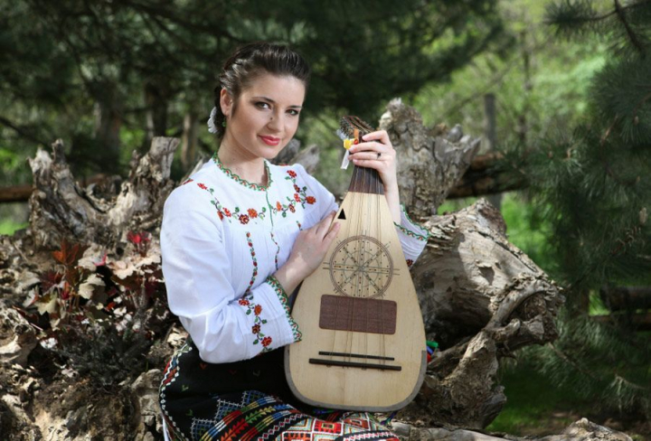 „Fata cu cobza s-a dezgolit” Cat de curajoasa e Stela Botez si cum au reactionat parintii artistei la pozele nud? „O s-o mai fac si la 40 de ani” „Fata cu cobza s-a dezgolit” Cat de curajoasa e Stela Botez si cum au reactionat parintii artistei la pozele nud? „O s-o mai fac si la 40 de ani”