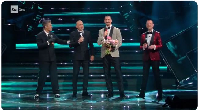 Ibrahimovici, dus de un fan cu motocicleta la Sanremo, dupa ce masina i-a ramas blocata in trafic. Suedezul a cantat pe scena Ibrahimovici, dus de un fan cu motocicleta la Sanremo, dupa ce masina i-a ramas blocata in trafic. Suedezul a cantat pe scena