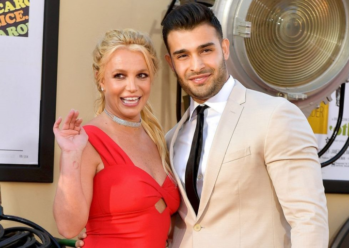 Cu o diferenta de varsta de 10 ani, Britney Spears si iubitul ei se distreaza in cabina de dus: „La multi ani omului care ma face mereu sa rad!” Cu o diferenta de varsta de 10 ani, Britney Spears si iubitul ei se distreaza in cabina de dus: „La multi ani omului care ma face mereu sa rad!”