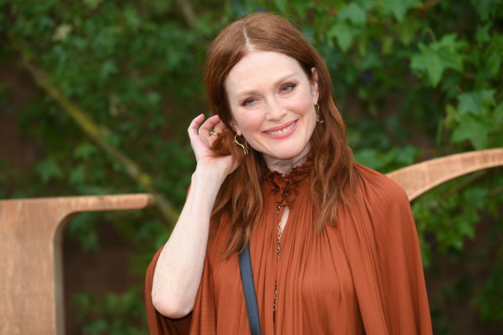 Julianne Moore pare mult mai tanara fara pic de machiaj. La 60 de ani, actrita si-a surprins fanii cu un selfie Julianne Moore pare mult mai tanara fara pic de machiaj. La 60 de ani, actrita si-a surprins fanii cu un selfie