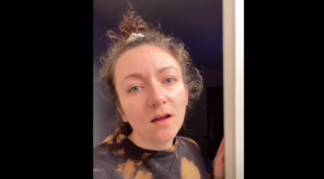 Intamplare virala. Ce a descoperit o tanara in spatele oglinzii din baie, dupa ce s-a mutat intr-un nou apartament - VIDEO Intamplare virala. Ce a descoperit o tanara in spatele oglinzii din baie, dupa ce s-a mutat intr-un nou apartament - VIDEO