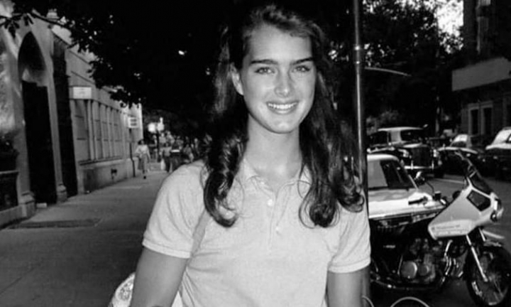 Actrita Brooke Shields reinvata sa mearga dupa ce a suferit un accident - VIDEO