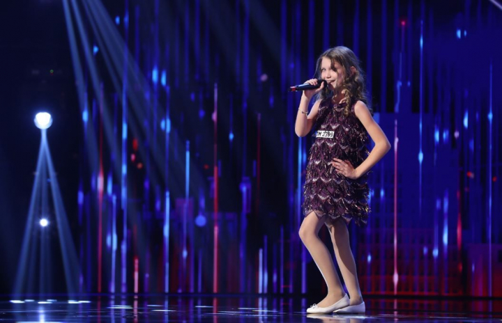 Teatrala si jucausa, Karina Csaszar a oferit un moment impresionant de musical pe scena de la Romanii au talent - VIDEO Teatrala si jucausa, Karina Csaszar a oferit un moment impresionant de musical pe scena de la Romanii au talent - VIDEO