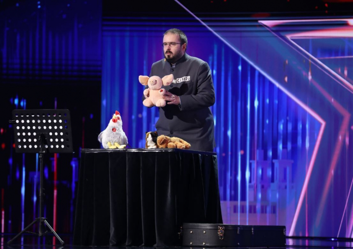 Valeriu Nechitean i-a surprins pe jurati cu un monolog inedit. S-a folosit de niste jucarii de plus pentru a crea un moment amuzant: ”Poate te ajut sa tiparim a doua carte” - VIDEO Valeriu Nechitean i-a surprins pe jurati cu un monolog inedit. S-a folosit de niste jucarii de plus pentru a crea un moment amuzant: ”Poate te ajut sa tiparim a doua carte” - VIDEO