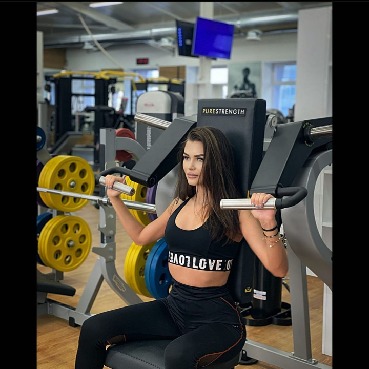 Afla secretul unei siluete de invidiat de la bloggerita Viorela Dimici. Trei exercitii pentru un posterior bombat si bine conturat - VIDEO