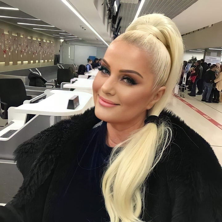 Mama lui Ionel Istrati pare sa sfideze regulile timpului. Pe an ce trece, Valentina Istrati arata tot mai bine