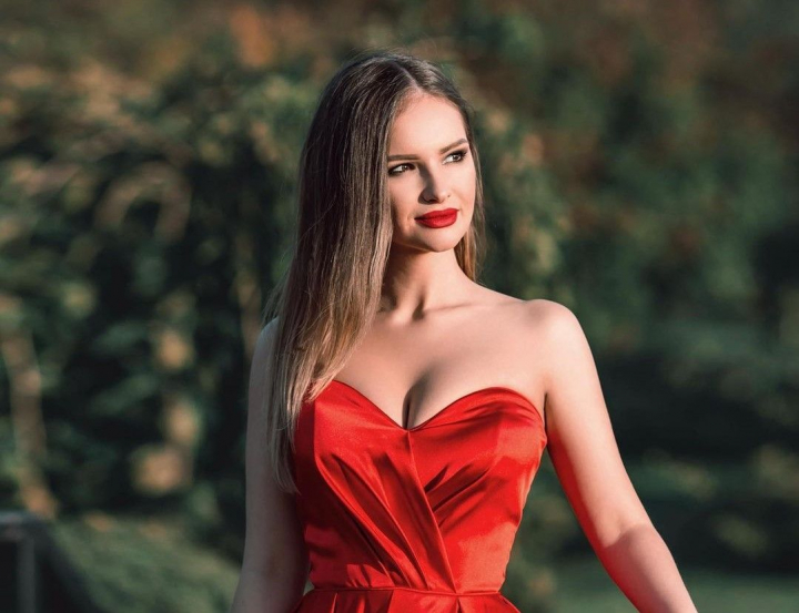 Trei generatii, o voce de aur si piele de gaina, asta a transmis Ana Cernicova in noua piesa dedicata femeilor. Imagini de colectie cu mama si fiica interpretei - VIDEO Trei generatii, o voce de aur si piele de gaina, asta a transmis Ana Cernicova in noua piesa dedicata femeilor. Imagini de colectie cu mama si fiica interpretei - VIDEO