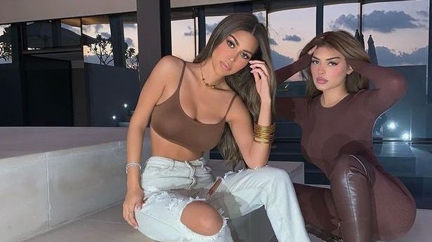 Noile membre din clanul Kardashian - Jenner?! Surorile care arata aproape IDENTIC cu cele mai populare influencere! Fanii au crezut ca nu vad bine Noile membre din clanul Kardashian - Jenner?! Surorile care arata aproape IDENTIC cu cele mai populare influencere! Fanii au crezut ca nu vad bine