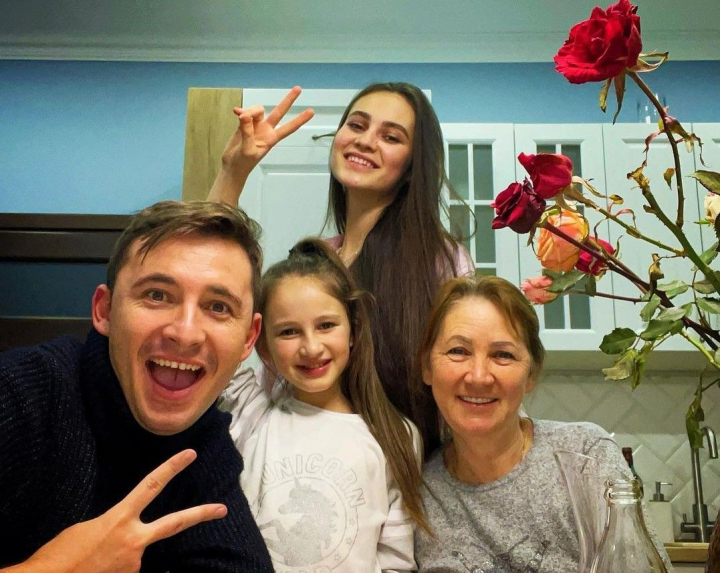 „Cu el dorm intr-un pat. Uneori... nu in fiecare zi, ca acusi lumea ma ataca." Nina Cretu a dat totul din casa. Afla toate secretele lui Emilian Cretu si cele mai iubite femei din viata lui, dintr-un reportaj EXCLUSIV pentru PRO TV - VIDEO „Cu el dorm intr-un pat. Uneori... nu in fiecare zi, ca acusi lumea ma ataca." Nina Cretu a dat totul din casa. Afla toate secretele lui Emilian Cretu si cele mai iubite femei din viata lui, dintr-un reportaj EXCLUSIV pentru PRO TV - VIDEO