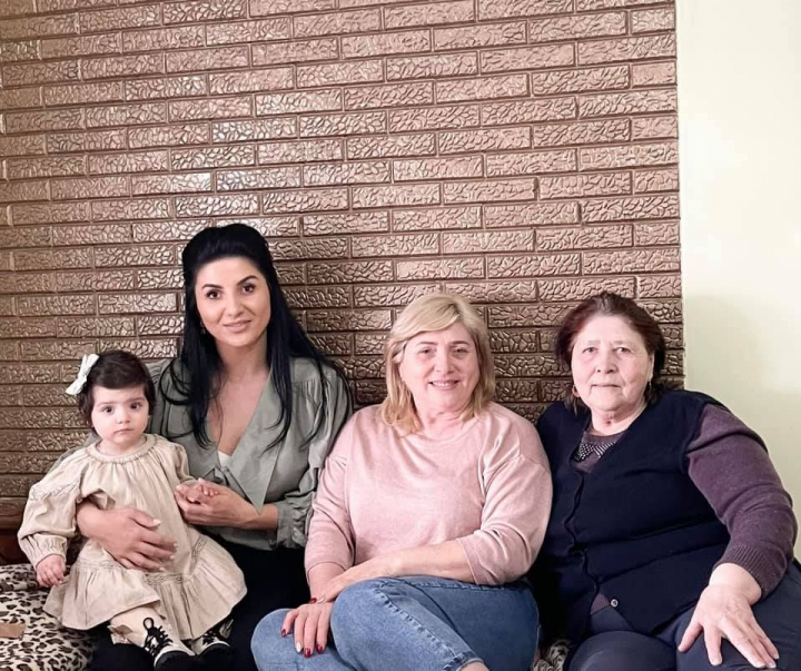 Patru generatii de femei intr-o singura imagine. Svetlana Sainsus, alaturi de bunica, mama si fiica sa de 8 martie