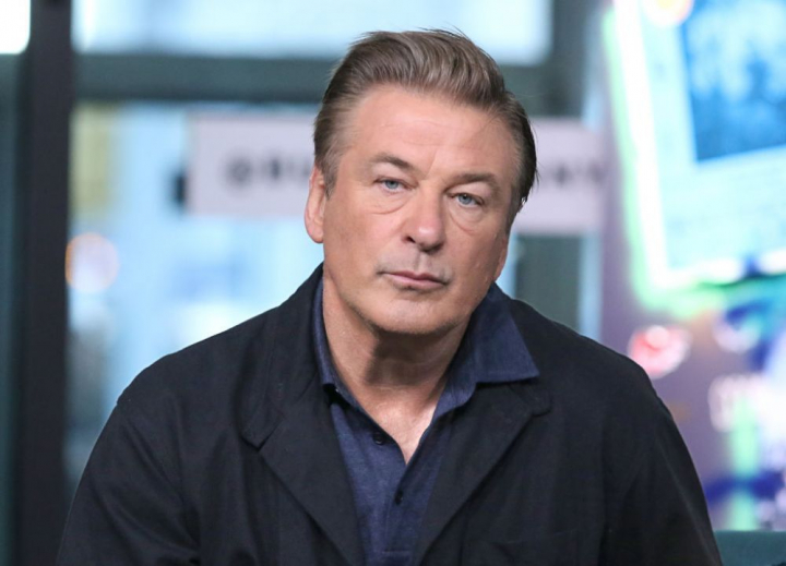 Alec Baldwin si-a dezactivat contul de Twitter dupa o gluma la adresa actritei Gillian Anderson