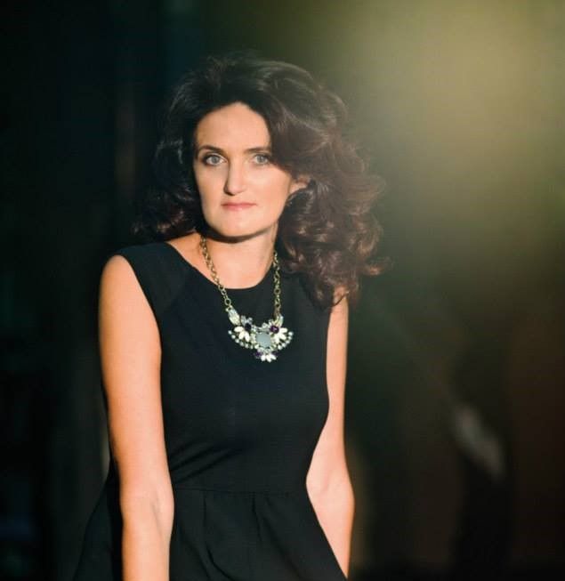 „Suntem printre primii care am tras „bilet castigator” cu tulpini noi.” Experienta regizoarei Viorica Mesina, infectata cu noua tulpina a virusului SARS Cov-2 „Suntem printre primii care am tras „bilet castigator” cu tulpini noi.” Experienta regizoarei Viorica Mesina, infectata cu noua tulpina a virusului SARS Cov-2