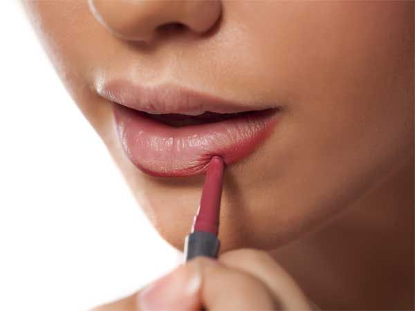 Buze voluptoase fara bisturiu, chiar la tine acasa. Liubov OJOG, make-up artist: „Greseala multor femei este ca nu se contureaza pana in interior.” Buze voluptoase fara bisturiu, chiar la tine acasa. Liubov OJOG, make-up artist: „Greseala multor femei este ca nu se contureaza pana in interior.”