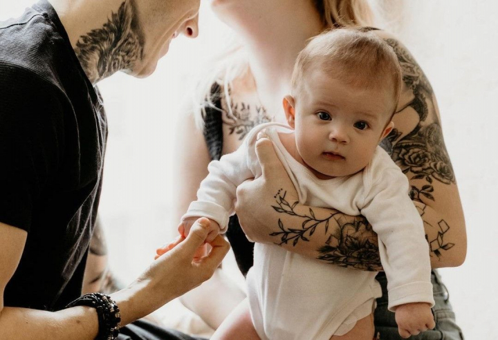 O familie implinita! Tinerii bloggeri de la noi, care si-au increstinat fiica: „Sa fii iubita si protejata”